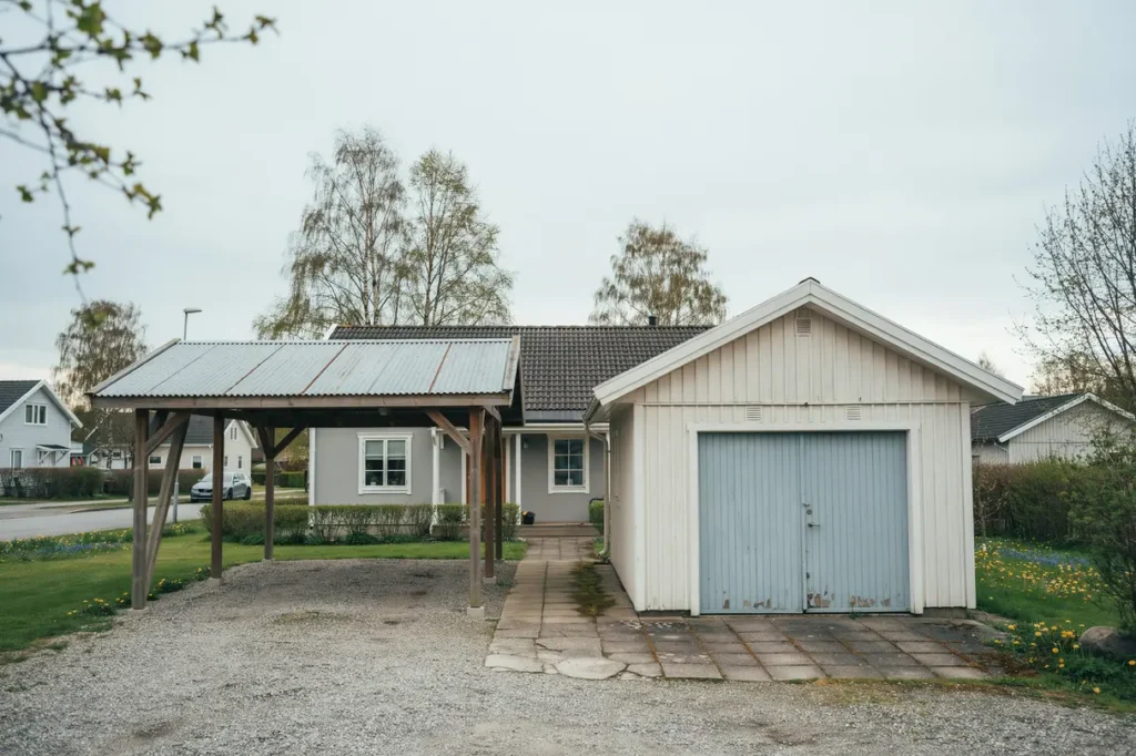 carport eller garage s v ljer du r tt l sning f r tomt budget och vardagsbehov