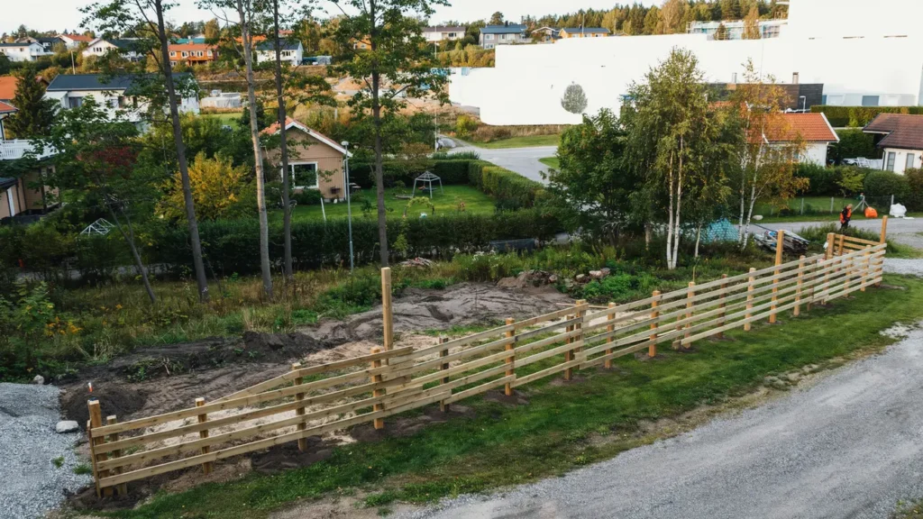 nybyggnation av tryckimpregnerat tr staket i krigslida tungelsta